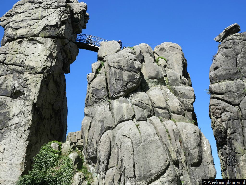 Op de rotsen  kun je via loopbruggen op andere rotsformaties komen. Er zijn ruimtes in de rotsen gehakt die je kunt bekijken.Tip: De mooise stad Paderborn ligt vlakbij.